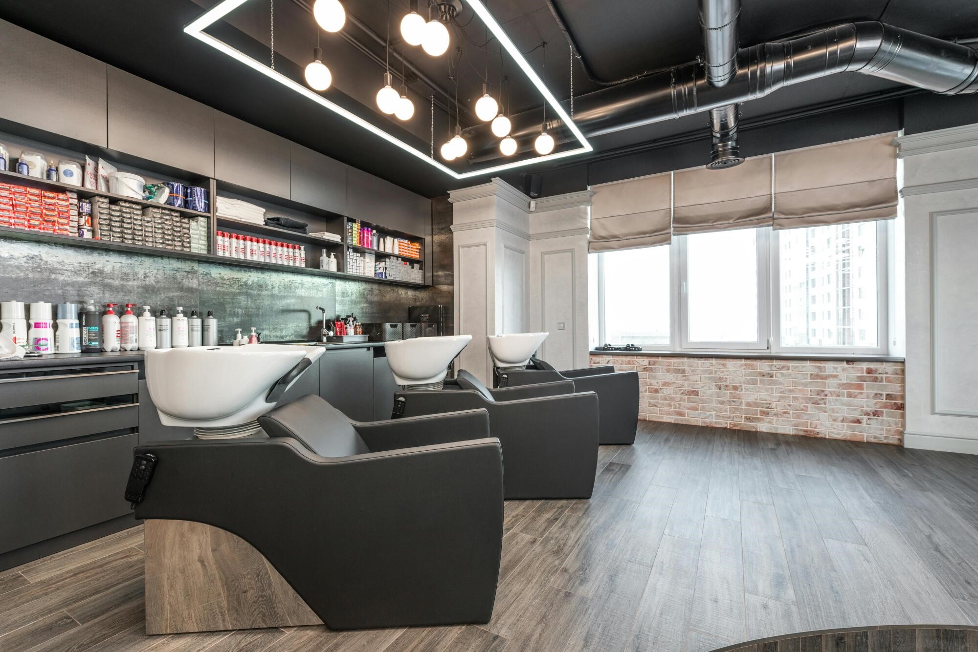 Function Meets Fashion: Balancing Practicality and Aesthetics in Salon Design